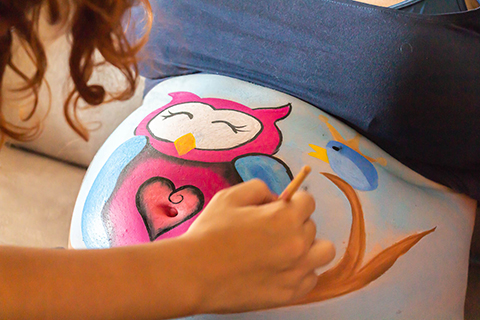 Pintura de barriga de grávida em execução