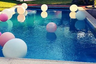 Balões suspensos na piscina